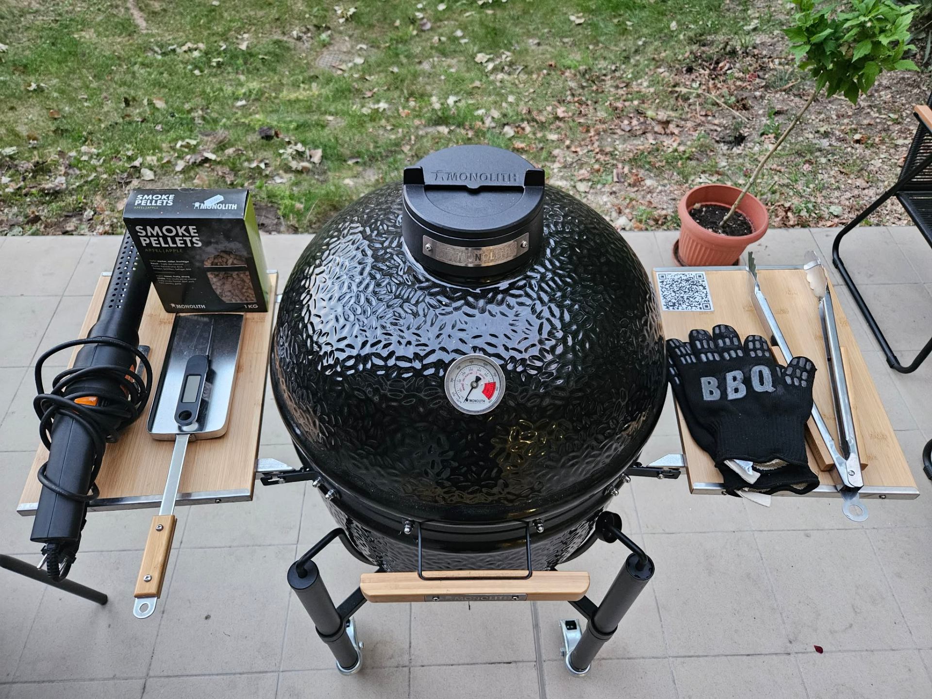 Monolith kamado grill teljes BBQ felszereléssel, felülnézet