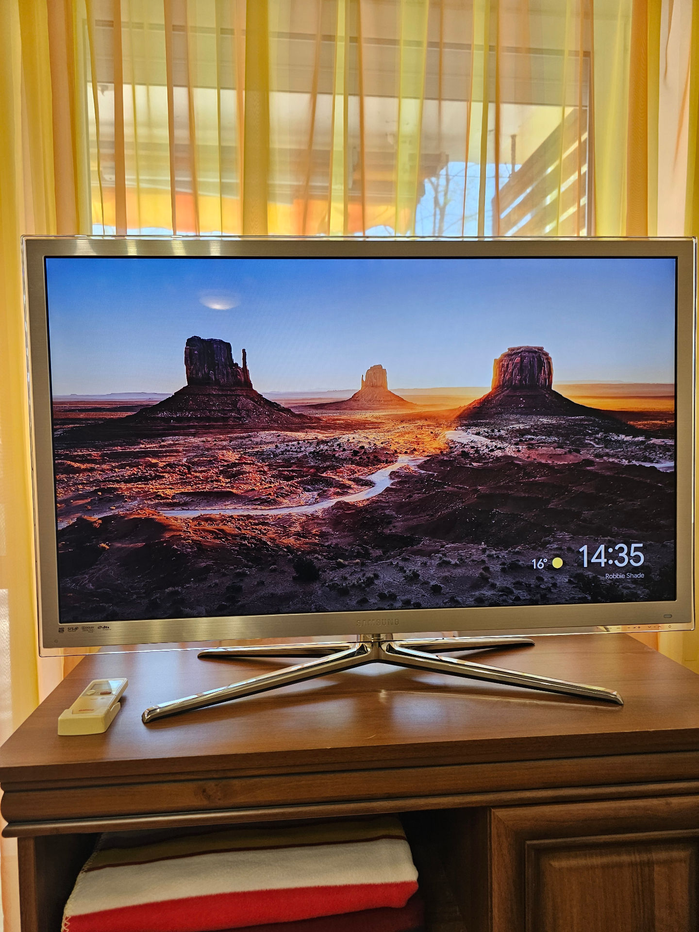 Nagyképernyős tévé a nappaliban